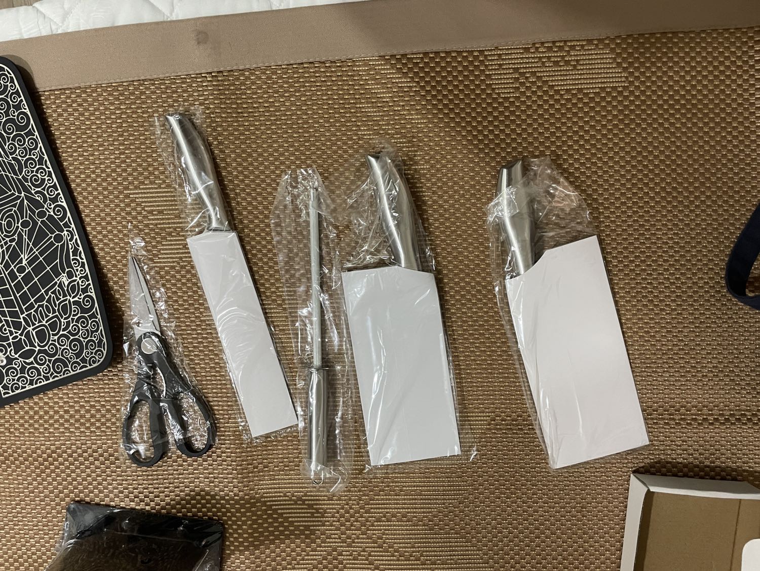 Dạo nhẹ sắc
Để dao bằng nhựa cũng nhẹ nhìn mong manh 
Không biết bền không
Sẽ review lại sau khi dùng 
Đóng gói cẩn thận 
Dịch vụ tốt