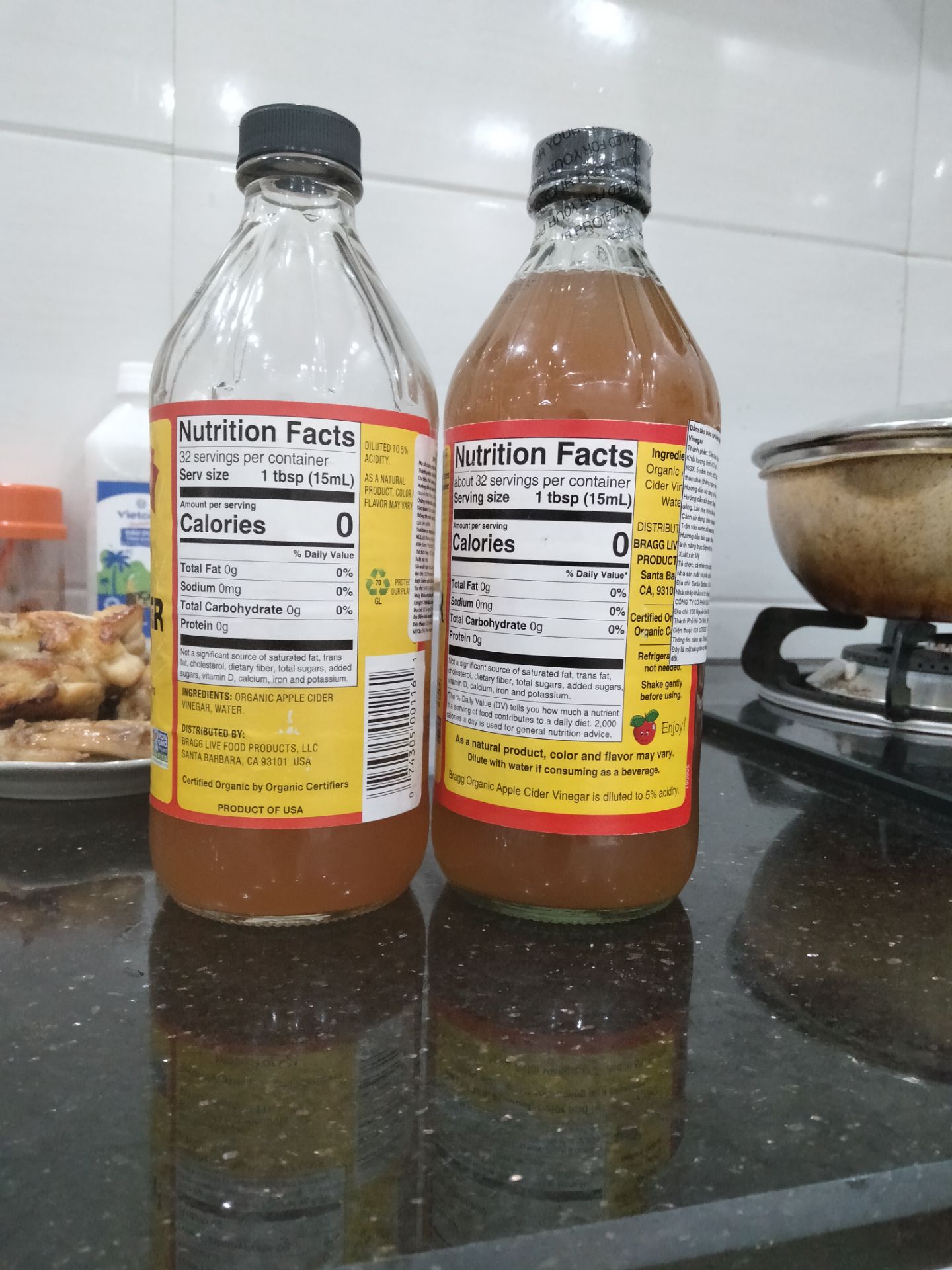 mình mua của hai shop khác nhau và cảm quan thì thấy sp của shop chất lượng hơn. không biết ntn nữa. Nhiều khi mua hàng mà thấy hoang mang quá vì khác nhau cả về nhãn dán bên ngoài cơ. Nếu nhìn thoáng qua thì ko thấy nhưng đặt hai chai cạnh nhau khác liền à! chai dở là của shop còn chai mới là của shop khác. Bạn nào hay dùng và tìm hiểu về vấn đề này giải thích cho mình với để mình yên tâm! Cảm ơn cả nhà!