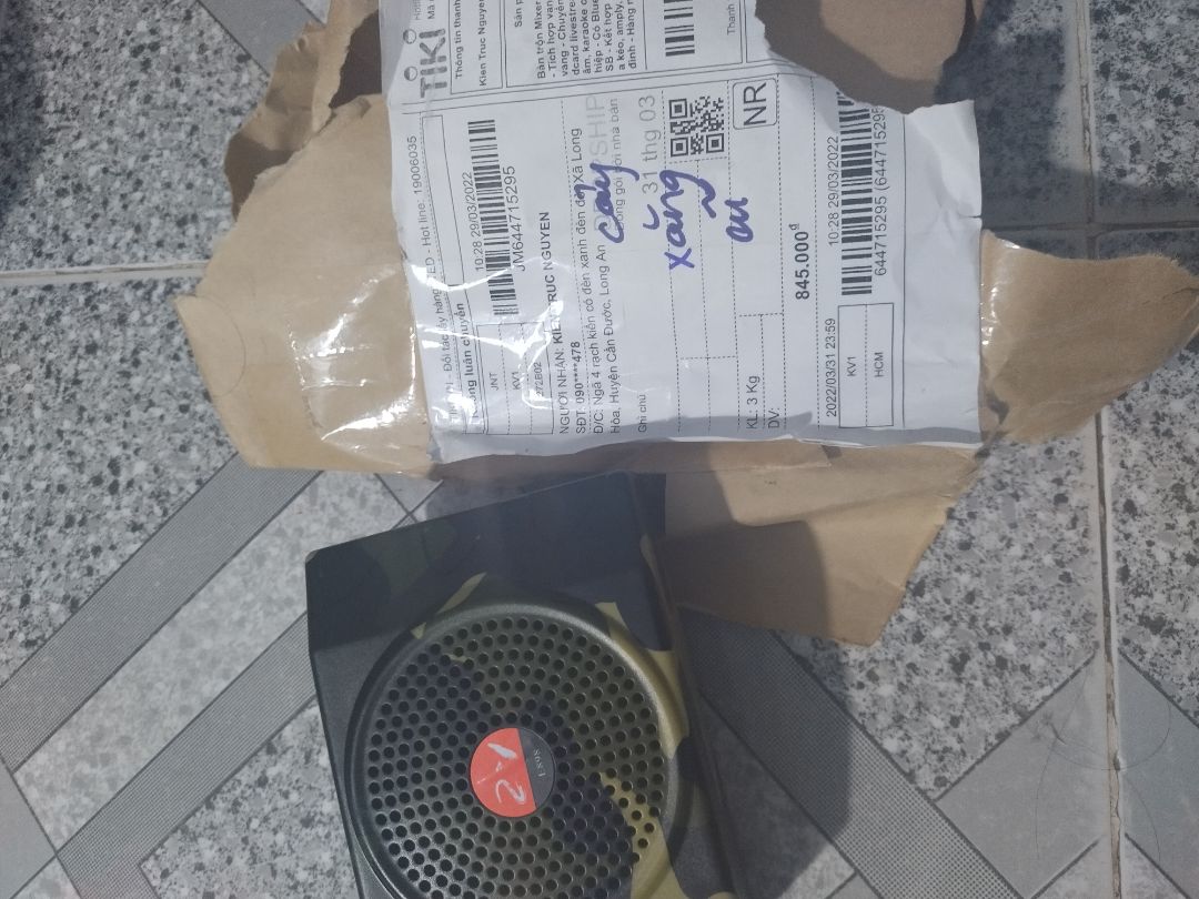 Lần đầu tiên mới bị *** trên Tiki. Mua bàn trộn mixer Yamaha F4 pro giá 845 ngàn đồng mà giao cái máy nghe nhạc nhỏ xíu E 898.