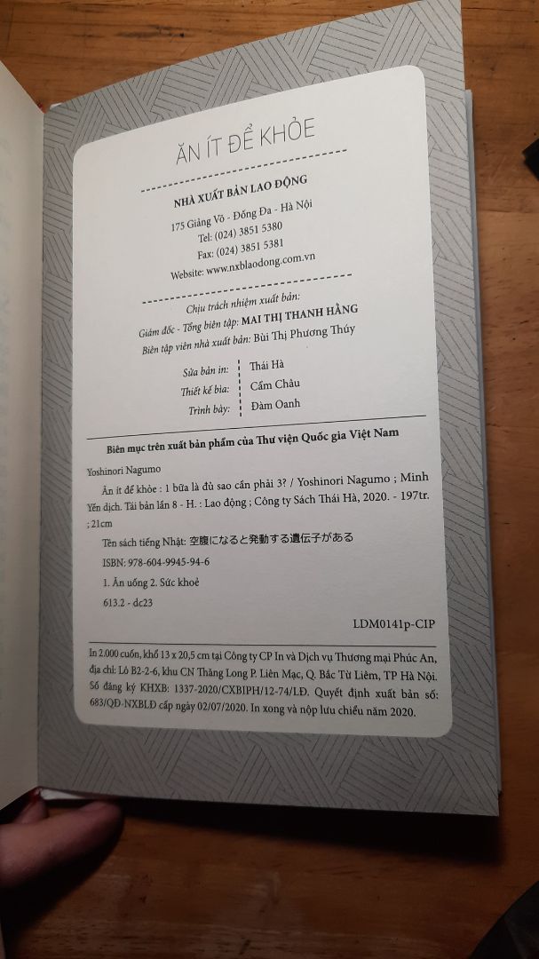 Mình sẵn sàng đổi trả hàng trong im lặng nhưng Tiki làm mình thất vọng quá nên phải lên đây đánh giá 1 sao !

Sách Tiki giao sai, mình mua bìa mềm mà lại giao bìa cứng. Bìa lại còn dơ thế này, giống như là hàng bán không được nên cố tình giao cho mình ấy !

Thêm nữa là mình có liên hệ tổng đài để hỏi cách đổi hàng, mình đã nói là giao nhầm bìa cứng còn hỏi lại 2 lần là bìa như thế nào, làm tốn tiền điện thoại của mình.

Sau đó bạn đó nói sẽ gửi *** hướng dẫn cách gửi hình sản phẩm lại cũng chả thấy đâu ! Làm ăn rõ chán ! Bán được thì bán, bán không được thì nói để người ta mua chỗ khác chứ.