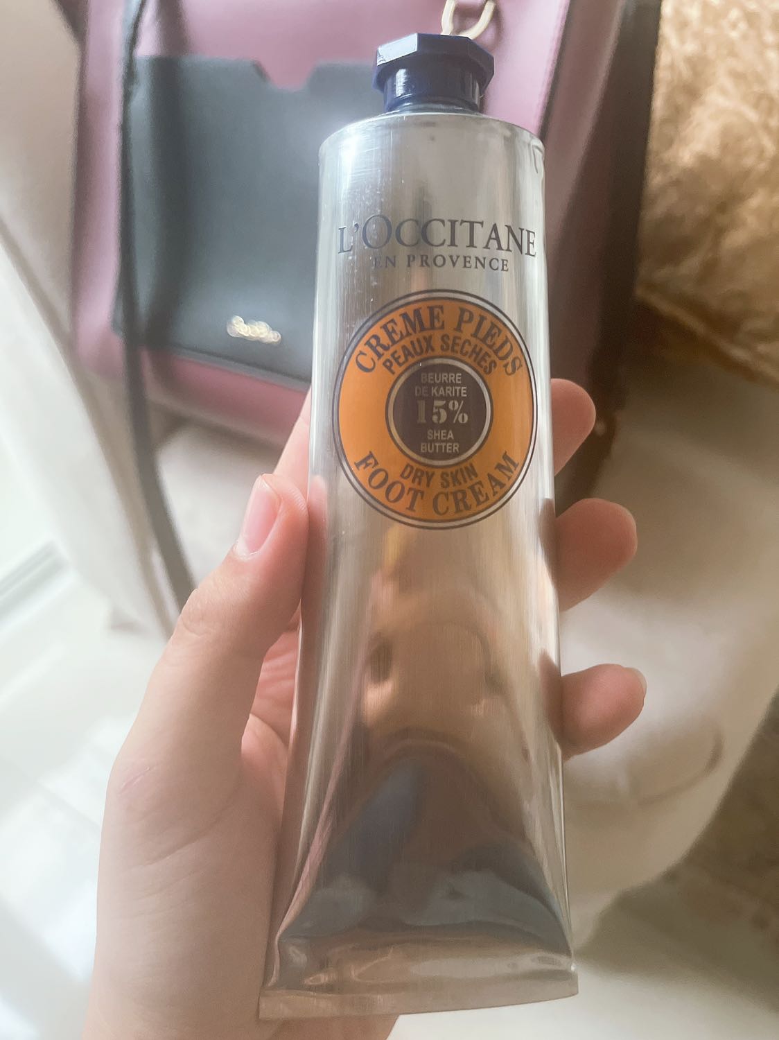 Có mùi thơm của dầu tràm, đi giày cao gót về thoa lên cũng làm chân đỡ mỏi hơn, cấp ẩm tốt làm da chân mướt, giao hàng chai móp méo chút, mong lần sau chú ý hơn