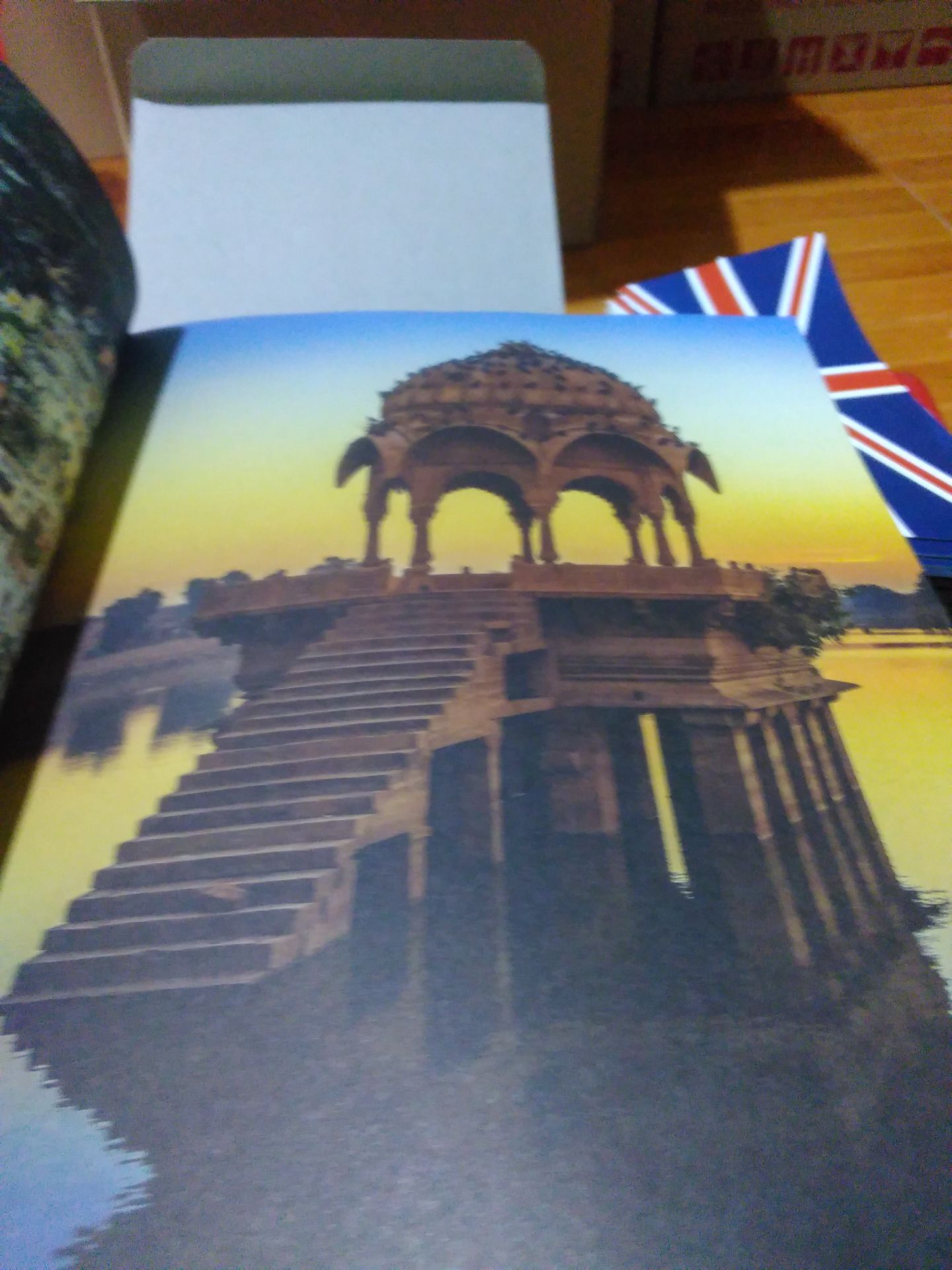 một cuốn sách rất hay, ko chỉ về hình thức mà còn là nội dung. Hình ảnh minh họa rất đẹp. Cuốn sách còn mang lại nhiều bài học, nói về nhiều con người trên những vùng đất khác nhau