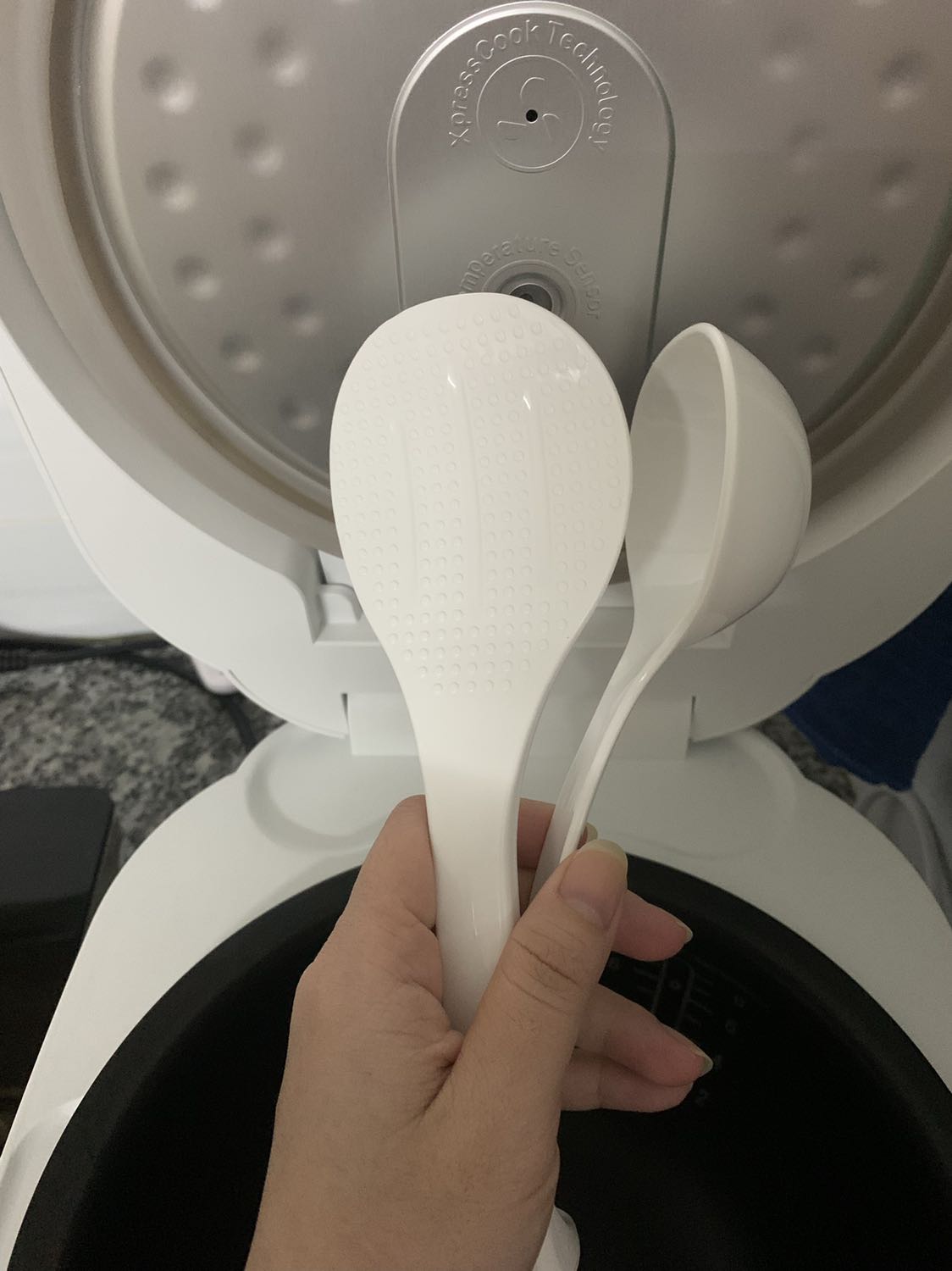 nấu cơm ngon, nấu cháo siêu ngon. chế độ hâm nóng cho cơm nóng như vừa nấu mà lại ko hề bị dính nồi. tuy nhìu bình luận nói nắp nồi ko khít nhưng mình thấy nó cũng ko ảnh hưởng đến chất lượng. Nhược điểm duy nhất là đọng nước ở thành nồi nhưng cũng k hề chảy xuống cơm, và bốc hơi cũng nhanh nên về cơ bản cũng k ảnh hưởng đến chất lượng sử dụng. Cảm thấy rất xứng đáng với giá tiền. Luôn hài lòng về các sản phẩm của Tefal. Chỉ có duy nhât nồi tặng kèm thì nắp ko khít với nồi cho lắm. Nhưng vì là quà tặng kèm nên ko có j phải phàn nàn. Vote 5*