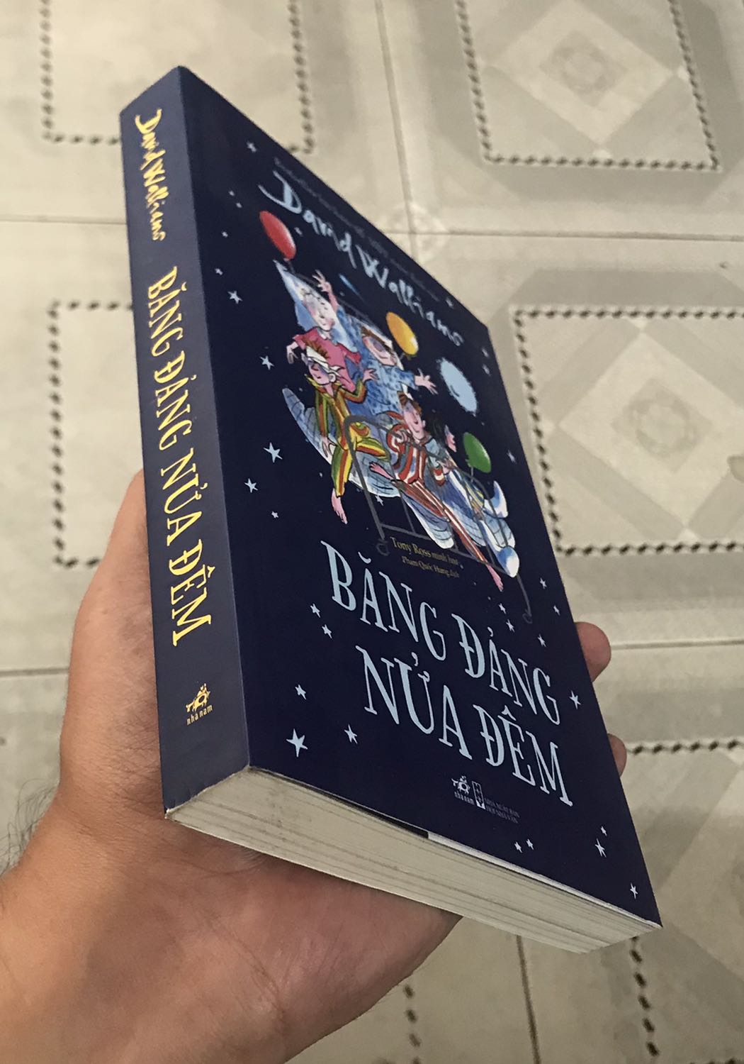 Vui nhộn, ly kỳ, bất ngờ. Là 1 trong 5 cuốn sách yêu thích nhất trong số 52 cuốn sách mình đã đọc trong năm 2021. Cùng tác giả với 1 cuốn khác rất hay là Bà Nội Gangster.
Tiki ship nhanh, sách mới tinh, đóng gói cẩn thận