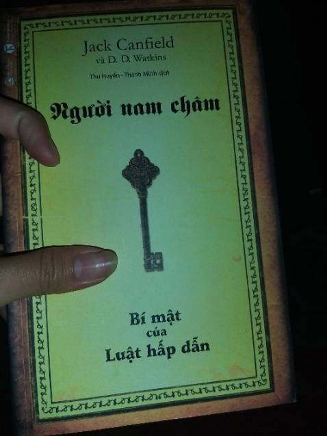 Hôp giấy bị móp và vì sách không có màng bọc nên sách bị trầy buồn lắm luôn mỗi cuốn sách mình cưng như trứng mà về bóc ra vậy hơi buồn ạ