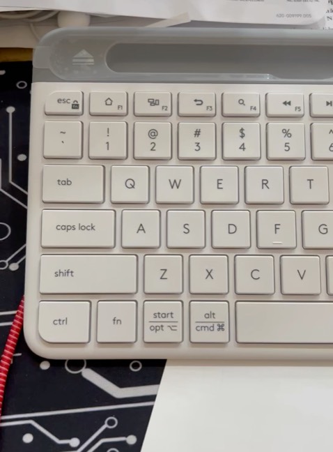 Giao hàng đúng hẹn. 
Shop đóng gói cẩn thận.
Vừa đập hộp dùng đc chút nên chưa comment đc về độ bền nhưng của Logi thì chắc không phải lăn tăn.
Sử dụng: 
- bàn phím đầm tay, chắc chắn, gõ không bị trôi. 
- trọng lượng so với kích thước không nhẹ tí nào, đem đi lại chắc cũng hơi mệt nhưng chắc do tính năng + thiết kế là không thể nhẹ hơn đc. 
- phím nhẹ, như bàn phím laptop nên ai đang dùng bàn phím cơ hoặc mấy phím cao, gõ nghe tạch tạch thì sẽ có cảm giác hẫng khi dùng bàn phím này; tiếng ồn không đáng kể, đỡ phiền xung quanh. 
- bàn phím hơi thấp, ai thích độ dốc cao hơn như mình sẽ cần lắp thêm giá đỡ hoặc kê cao thêm để dùng.
- bàn phím không khác bàn phím laptop + thêm đc bàn phím số rời tiện cho ai hay phải nhập liệu. Phím điều hướng cũng vì thế không tiện như bàn phím rời đi với máy để bàn thời xưa nhưng có thể khắc phục bằng cách chuyển đổi phím numlock để dùng.
- kết nối bluetooth và đầu nối rời ok. Hơi thiếu hướng dẫn nên loay hoay mất 1 lúc mới xong. 
Mình đang dùng bàn phím rời kiểu cũ sang cái này bị hẫng và không quen nhưng vẫn hài lòng với sp này. Giao hàng đúng hẹn. 
Shop đóng gói cẩn thận.
Vừa đập hộp dùng đc chút nên chưa comment đc về độ bền nhưng của Logi thì chắc không phải lăn tăn.
Sử dụng: 
- bàn phím đầm tay, chắc chắn, gõ không bị trôi. 
- trọng lượng so với kích thước không nhẹ tí nào, đem đi lại chắc cũng hơi mệt nhưng chắc do tính năng + thiết kế là không thể nhẹ hơn đc. 
- phím nhẹ, như bàn phím laptop nên ai đang dùng bàn phím cơ hoặc mấy phím cao, gõ nghe tạch tạch thì sẽ có cảm giác hẫng khi dùng bàn phím này; tiếng ồn không đáng kể, đỡ phiền xung quanh. 
- bàn phím hơi thấp, ai thích độ dốc cao hơn như mình sẽ cần lắp thêm giá đỡ hoặc kê cao thêm để dùng.
- bàn phím không khác bàn phím laptop + thêm đc bàn phím số rời tiện cho ai hay phải nhập liệu. Phím điều hướng cũng vì thế không tiện như bàn phím rời đi với máy để bàn thời xưa nhưng có thể khắc phục bằng cách chuyển đổi phím numlock để dùng.
- kết nối bluetooth và đầu nối rời ok. Hơi thiếu hướng dẫn nên loay hoay mất 1 lúc mới xong. 
Mình đang dùng bàn phím rời kiểu cũ sang cái này bị hẫng và không quen nhưng vẫn hài lòng với sp này.