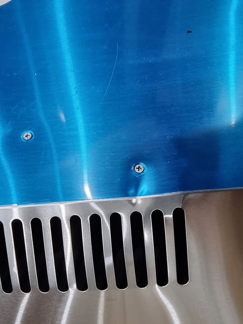 Vỏ máy bị móp méo , rất không hài lòng.