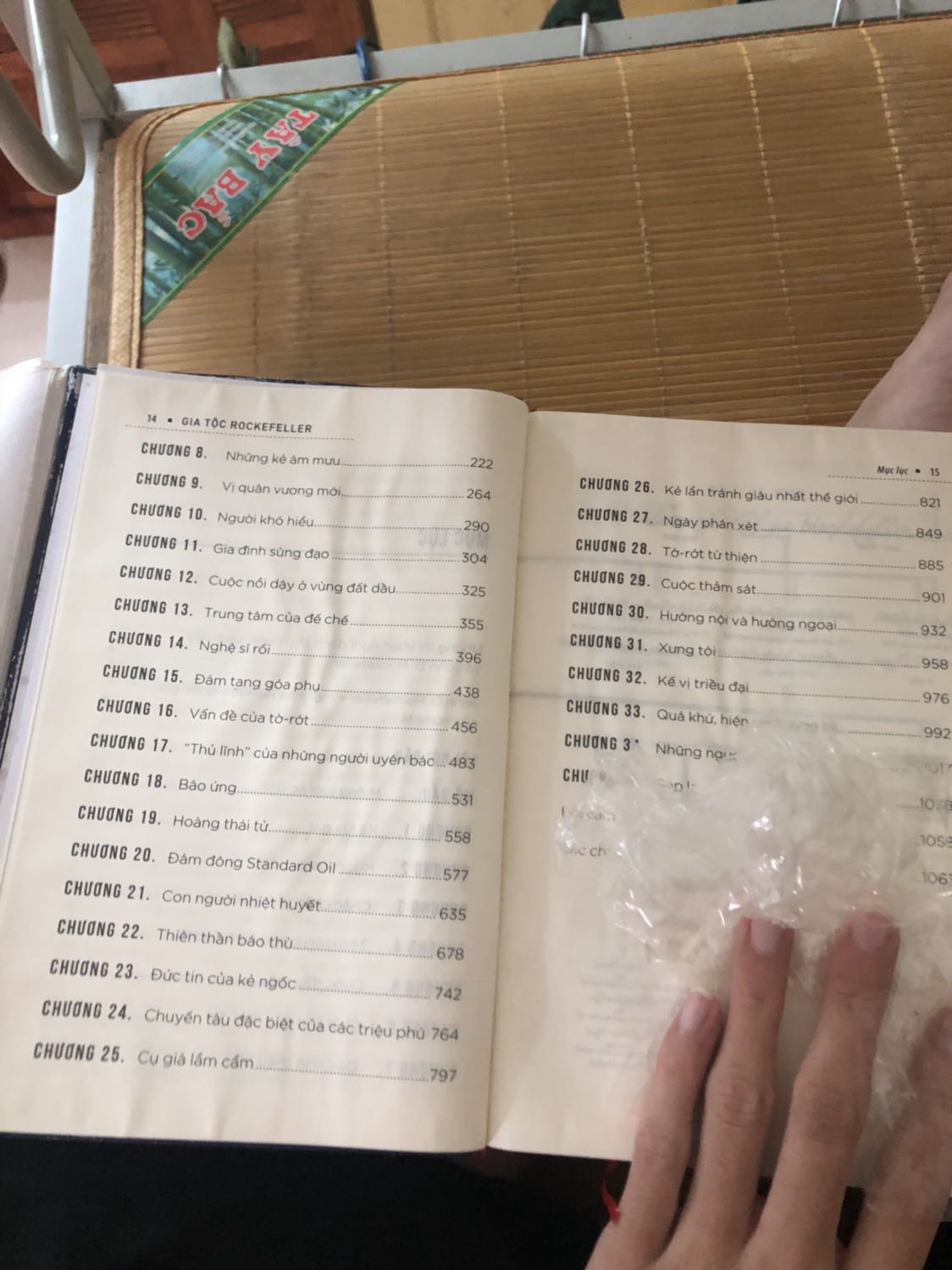 Có vẻ như sách bị dính nước.Mình vừa bóc ra đã thấy cả quyển sách bị ẩm ntn.Từ bìa cho đến bên trong đều không thể chấp nhận được.Chưa bao giờ mình mua hàng cỉa tiki mà gặp trường hợp này.quả thật rất thất vọng khi nhận được sản phẩm kém chất lượng như thế này với số tiền mình bỏ ra.