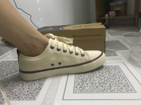 Giày xinh lắm nha, vải dày, đế hơi cứng nhưng lót giày rất êm. Kiểu dáng basic, thon gọn, màu kem nên dễ mang cũng như phối đồ. Mà dây giày hơi dài nhen, vướng víu dễ bị xổ dây á. Mình chọn đúng size (Converse và Bitis Hunter mình đều mang 37) vì cũng không thích mang rộng, thích mang vừa thôi :3. Bạn nào mua thì mình nghĩ cũng nên chọn đúng size, vì mang rộng dễ bị nhấc gót á (phần này Dincox nên cải thiện thiết kế nè). Tổng thiệt hại là 372k, quá ổn cho một đôi giày local brand như này. Đây là đôi mà cá nhân mình thấy có thiết kế đẹp nhất cho tới hiện tại của Dincox. Mình sẽ quay lại ủng hộ nếu Dincox có thêm các sản phẩm xuất sắc hơn. Cảm ơn Dincox :3