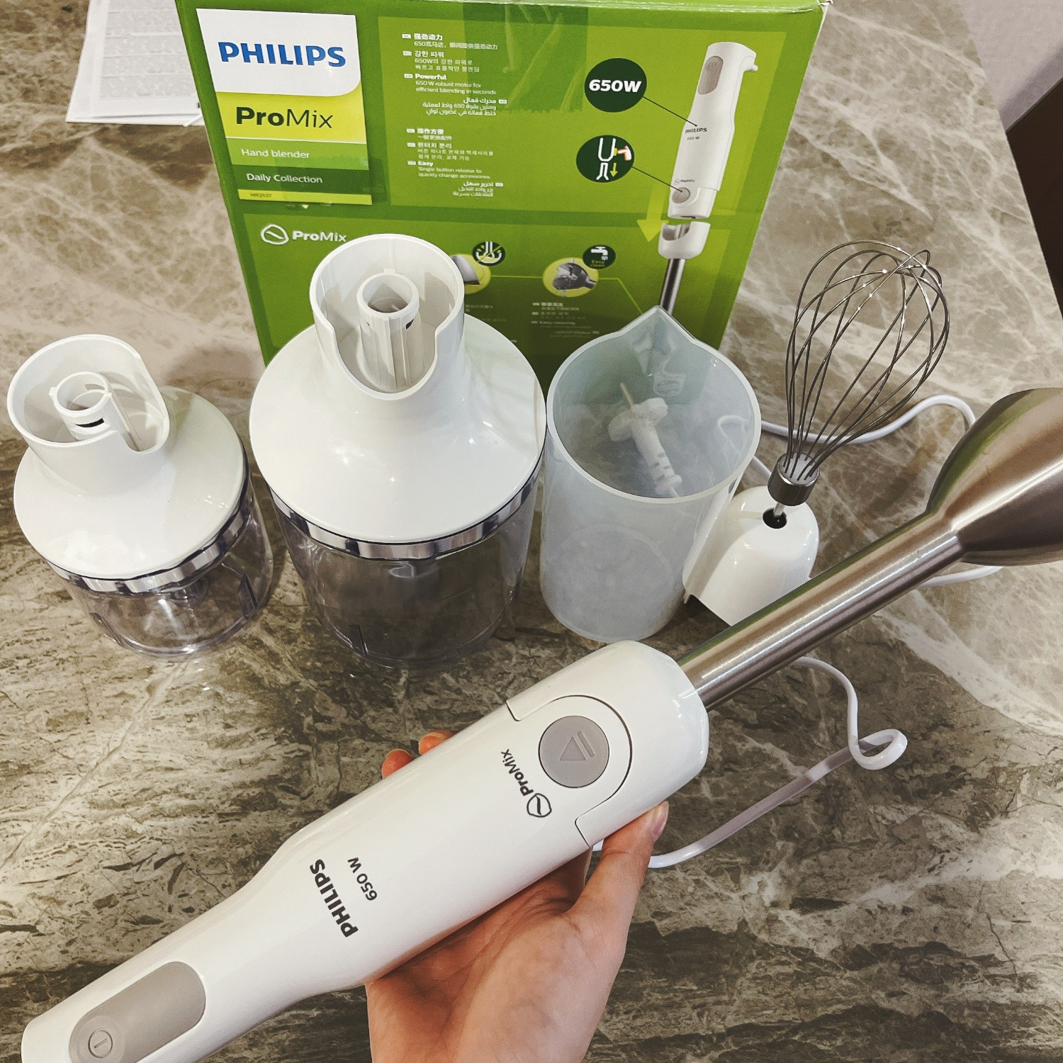 Hàng chính hãng có phiếu bảo hành của Philips luôn nha mọi người, đắn đo mãi giờ mới dám mua ,đúng là ko làm mình thất vọng,nhỏ gọn xay nhanh vệ sinh rửa cũng nhanh nữa,rất tiện cho những người hơi lười như mình :)) mà mua được shop bán giá rẻ ưng gì đâu !!