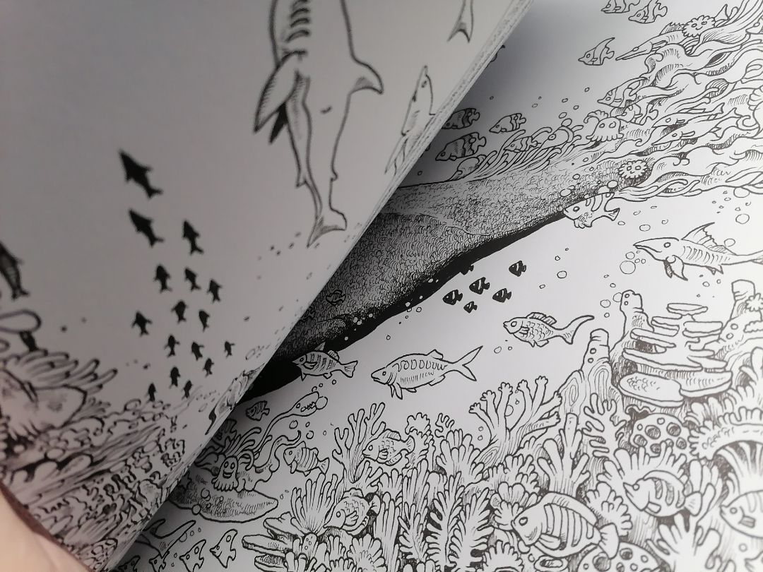 Nhận được hàng làm mình khá là bất ngờ luôn. Vì quá chất lượng so với giá tiền. Mình cũng mua 1 quyển tô màu giá tương đương mà ít mẫu hơn hẳn. Sách này nhiều chi tiết đúng gu mình rất thích, giấy dày đẹp vẽ màu nước cũng được. Rất thích.