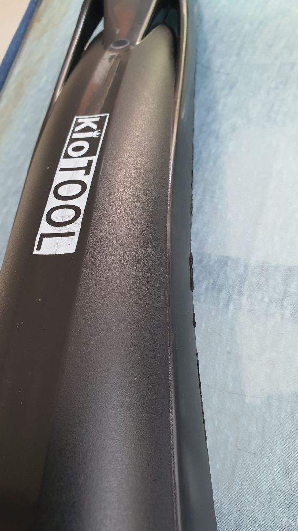 Không có lỗ trên sườn xe để bắt ốc, kg biết lắp ntn. ba via còn nhiều