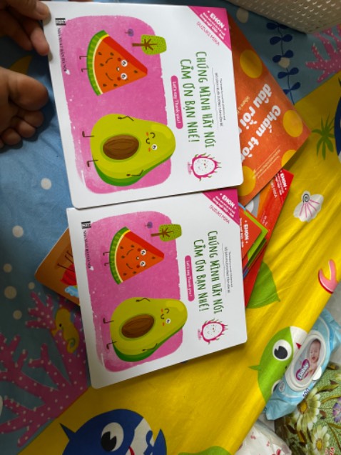 Bộ sách 10 cuốn mà giao hai cuốn bị trùng nên không vui lắm.
Sách giấy và màu đẹp, giao nhanh