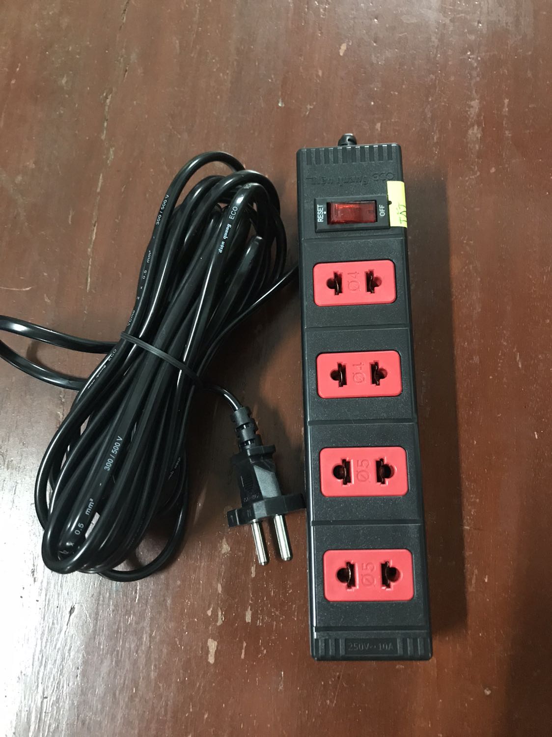 Cảm thấy yên tâm khi dùng hàng của Điện Quang, ổ cắm có công tắc tắt bật thuận tiện.