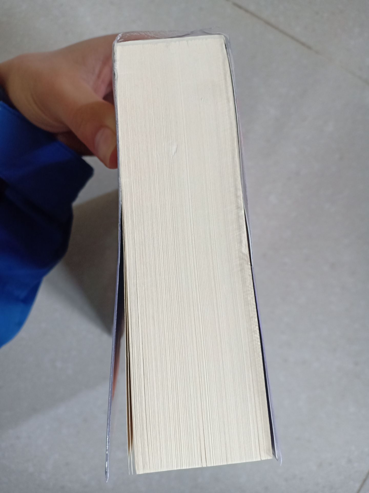 Mình đã mua edition này gần hết series rồi vì bìa đẹp quá. Sách gáy đóng chacw chắn, giấy màu đẹp font đẹp, nhẹ. Tiki đóng gói cẩn thận nữa.