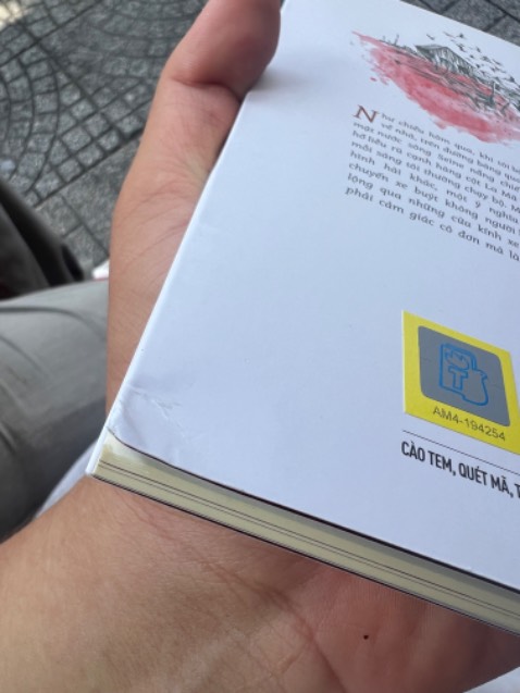 Tình cờ một buổi chiều đọc được bài viết cảm nhận của chị Diễm Trần về cuốn sách nên đã đặt về đọc. Nội dung rất lôi cuốn nhưng bị ấn tượng về ban đầu khá thất vọng về hình thức bên ngoài là sách bị nhăn 🥲 khá là tiếc về mặt này nên xin phép đánh giá 4 sao.