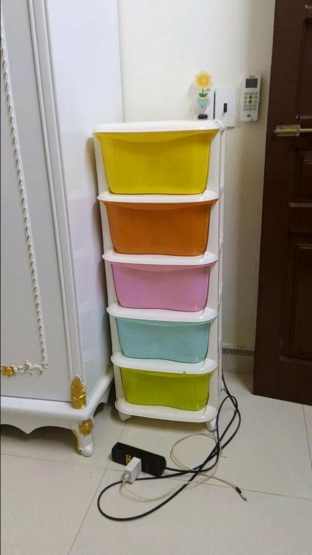 Lần đầu mua mạng thấy ưng hết nấc, cứ sợ vận chuyển bị vỡ nứt như mọi người đánh giá nhưng may tủ k bị lsao , lắp đặt cũng dễ, màu sắc đẹp k quá đậm