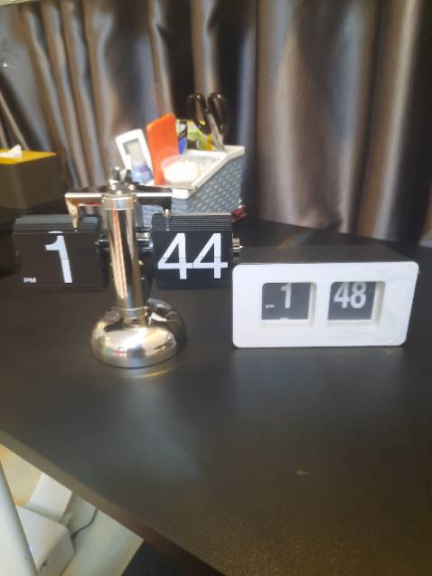 Xịn đồng hồ lật số rất đẹp, mình mua cả bản cao cấp và tiêu chuẩn 
Để lên bàn nhìn xinh hẳn lun.
Shop gói hàng kĩ lắm nha tks shop