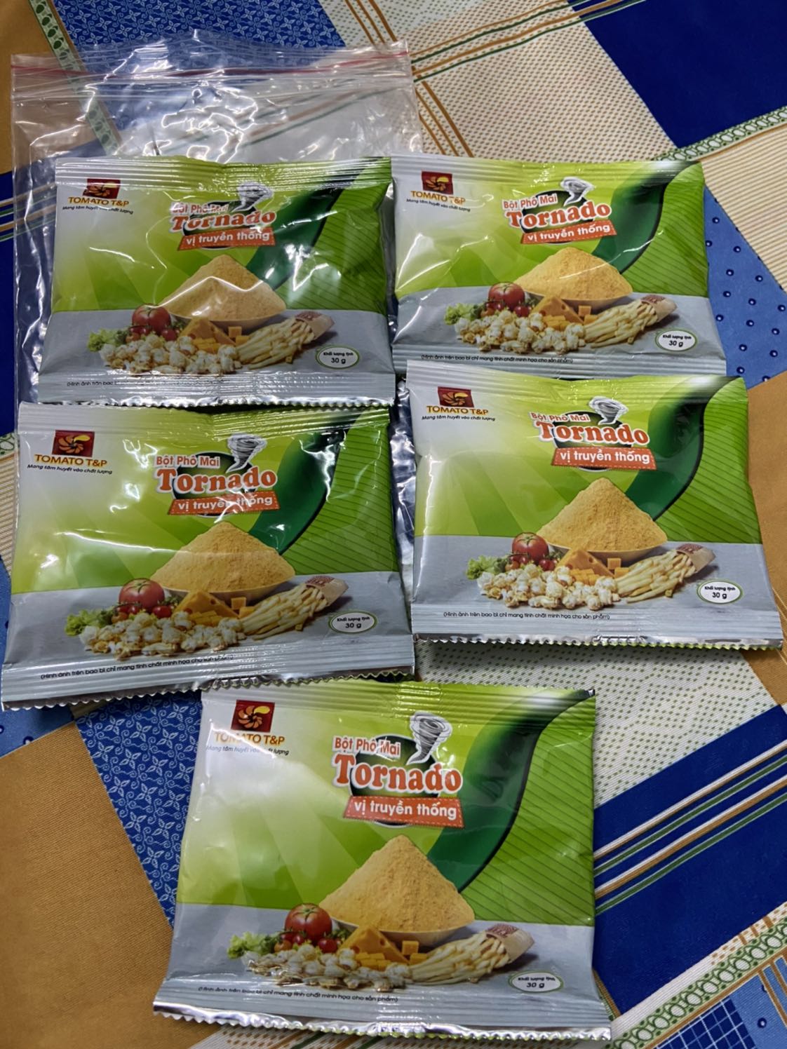 Combo có 5 gói bột phômai Tornado (mỗi gói 30gram)
Đóng gói đẹp, kín, chắc chắn. Bao bì các gói còn mới nguyên, ngày sản xuất cũng là gần đây nên hạn dùng còn lâu (1năm). Đã dùng loại này lâu rồi. Hương vị mùi vị ngon, dễ ăn, có thể dùng kèm nhiều món để bắt vị món ăn hơn
Giao hàng nhanh chóng