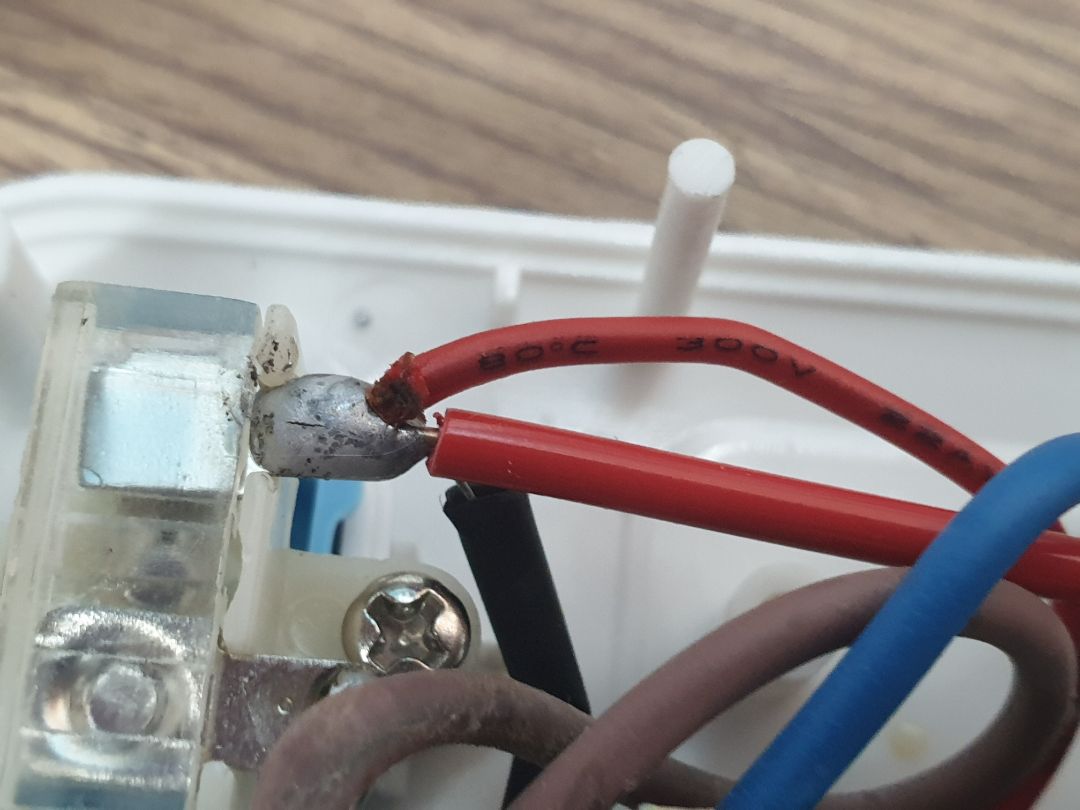 Trải nghiệm sử dụng ổ cắm tốt, thiết kế đẹp và tiện dụng, chân cắm điện êm.
Tuy nhiên, nút công tác bị chạm là ko ngắt nguồn ổ cắm được khi bấm nút. Khi tháo ra xem thì thấy nhiều chỗ dây đồng mỏng, mối hàn hơi thô.