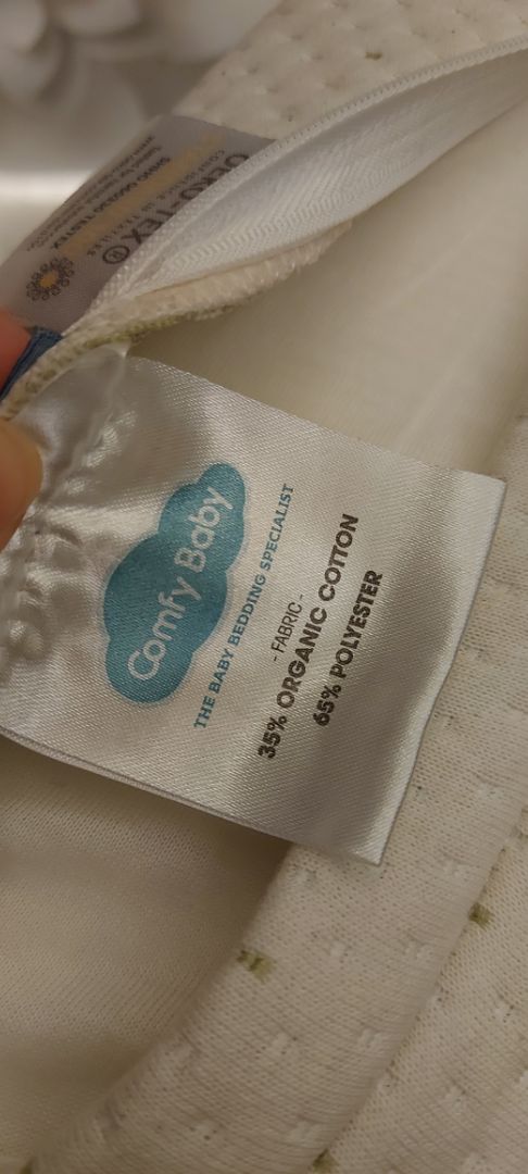 Mới đầu nhìn thấy sp thích lắm luôn nhưng tháo vỏ gối ra giặt thì nhìn thấy cái tag để 35% organic cotton, 65% polyester chứ k phải 100% organic cotton như bên ngoài vỏ gối thấy hoang mang. Có nhắn tin hỏi shop nhưng k được 1 lời phản hồi dù thấy shop online liên tục. Ngoài chất liệu vỏ gối ghi thông tin k đúng thì nệm cao su cao vừa phải và khá mềm rất thích, vỏ gối cũng khá mềm mịn. Giá thành hợp lý!
Mong shop ghi thông tin sản phẩm đúng sự thật để khách hàng yên tâm sử dụng đặc biệt là những sp dành cho trẻ nhỏ.