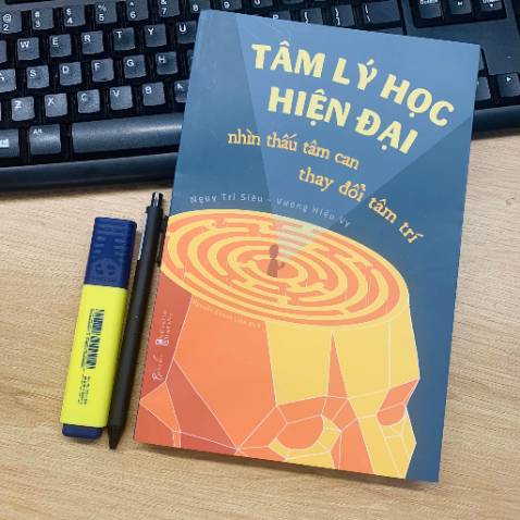 Đặt sách hôm trước hôm sau giao luôn. Sách mới không bị gãy, móp, có bookmark. Về hình thức thì chất giấy và mực in đều ok. Về nội dung mới xem qua thì thấy khá hữu ích, chủ yếu trình bày các kiến thức tâm lý học thông qua các yếu tố như :tư duy và kiến thức; cảm xúc và tình cảm; ý chí và hành động. Các vấn đề quen thuộc được nhìn và phân tích dưới góc độ tâm lý nên rất mới (mới nhìn qua phần chơi bài poker) Trình bày dễ hiểu theo, bố cục chương/phần khá logic. Sau khi đọc xong sẽ review.