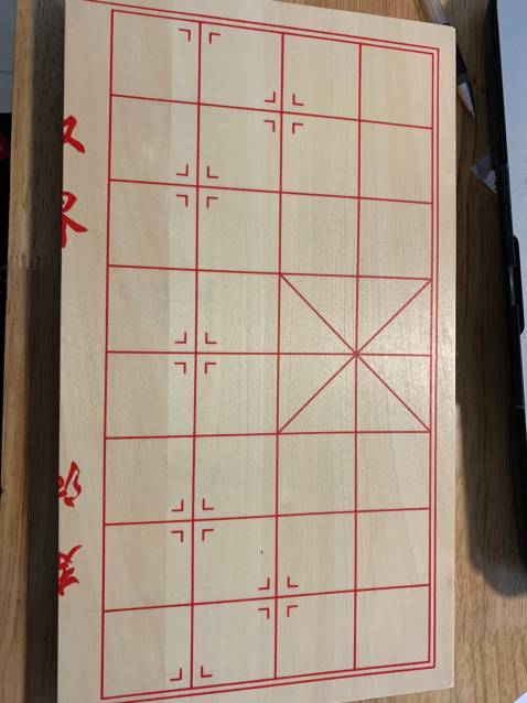 Đã nhận được hàng. Hàng y như trong hình. Đã nhận được hangdg. Bộ cờ đẹp như hìn.
Quân cờ gỗ đục đẹp, bàn cờ gỗ ép nhưng rất chắc chắn khung ốp đầy đủGiao hàng nhanh, sản phẩm đẹp, khá ưng ý.. Tôi hài lòng với vộ sản phẩm này, Mùi gỗ thơm thơm mộc đánh quân kêu tanh tách vui tai