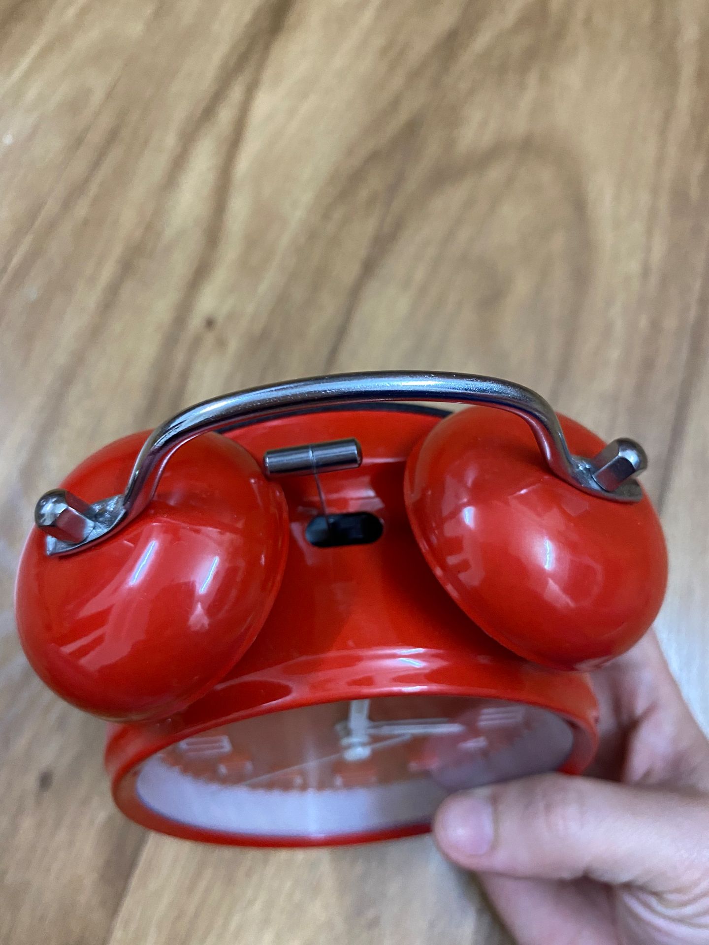 Đồng hồ đẹp lắm shop ơi, chuông to khiếp. Nó kêu vài tiếng là tỉnh luôn cả ngủ. Có em này ko lo dậy muộn nữa. Dùng tranh trí cũng khá đẹp. Giao hàng nhanh.