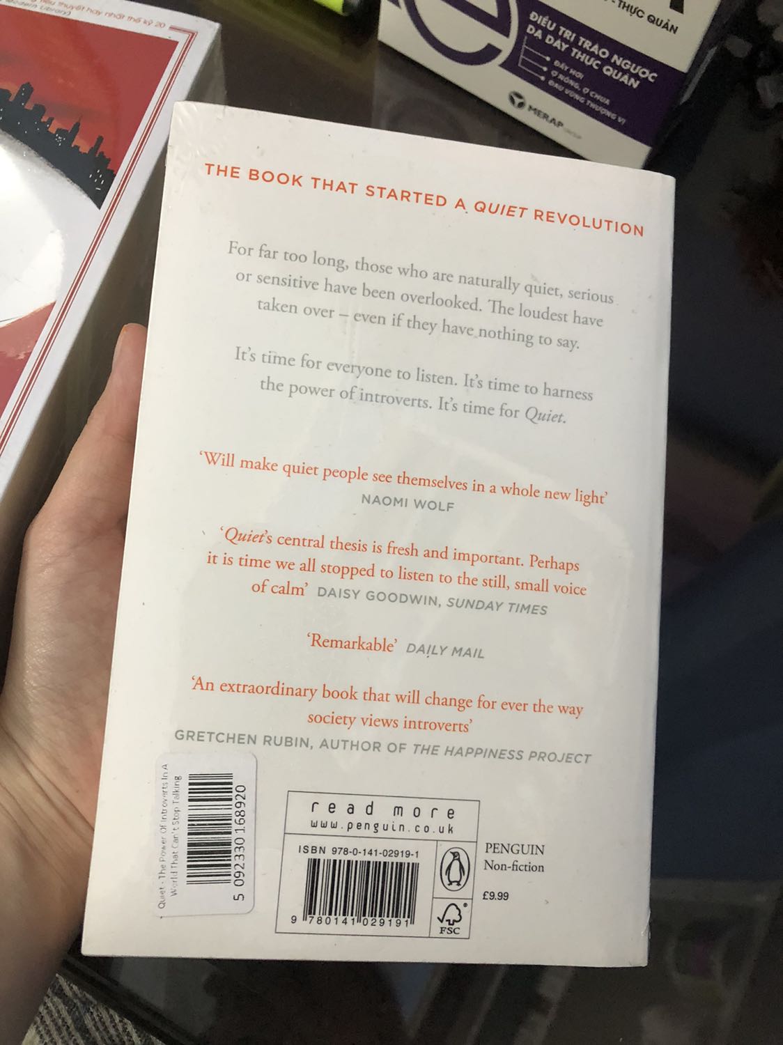 Hài lòng!
Giao hàng nhanh hơn dự kiến, đóng gói kĩ, có bọc giấy kính, sách tuy dày nhưng cầm rất nhẹ tay. Cảm ơn shop và Tiki!
