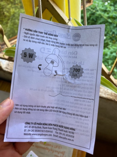 - Mình tham khảo thấy trên top sp bán chạy thì thấy k ưng lắm những sp đèn thế hệ mới vì ngại k thay được bóng nên vẫn quay về với Rạng Đông. Mình thấy mẫu này đơn giản mà đẹp nên quyết định chọn.
- Mình bất ngờ vì đèn cầm chắc tay lắm luôn ấy. Màu xinh, đèn sáng đủ dễ chịu và kết cấu chắc chắn, yên tâm khi sử dụng. Mình tìm mua mà thấy ít người đánh giá quá nên mình sẽ đánh giá thực để cho ai cần thì nên cân nhắc mua loại này nha :D Trên đầu đèn có 2 cái nhánh cây xinh chưa này.
- Mình mua bên shop giá rẻ nhất sàn luôn, hàng chính hãng, đóng gói cẩn thận lắm nhé.
- Xứng đáng chất lượng trong tầm giá 👍