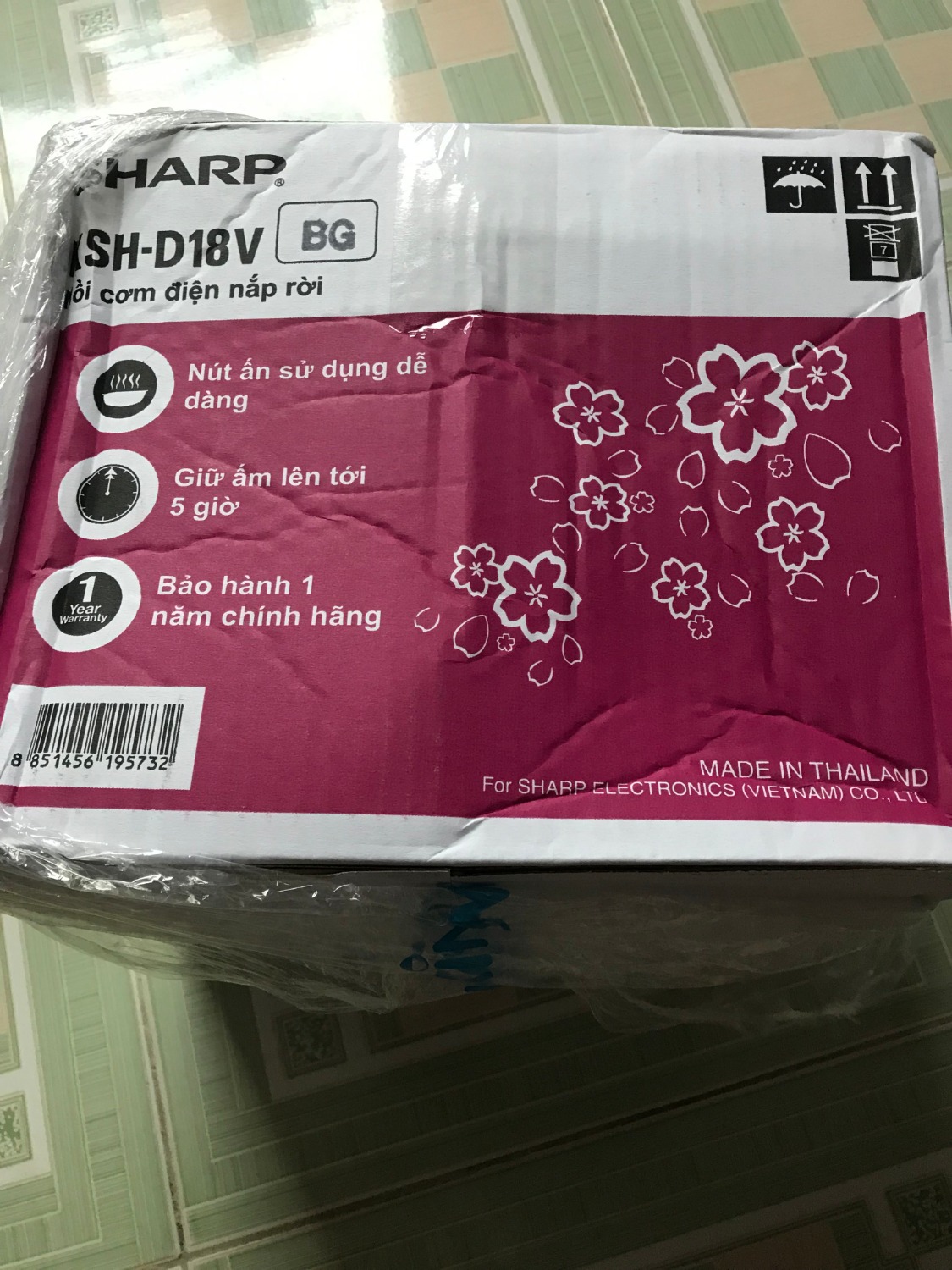 Mình đã mua nồi cơm điện này mới đây và nhận nó sớm hơn 2 ngày so với dự kiến, mình thấy nhân viên giao hàng tận nơi, thân thiện, hàng hóa được đóng gói kĩ càng, có giấy bảo hành cho sản phẩm luôn, mình mới sài nên cũng không biết nó tốt hay không nhưng thấy đóng gói kỹ càng sạch sẽ, có nhãn mác cũng yên tâm hơn phần nào, bán hàng sản phẩm uy tín thì nhất định người dùng sẽ tin dùng thôi, chúc cửa hàng ngày càng phát triển hơn nữa nhé !