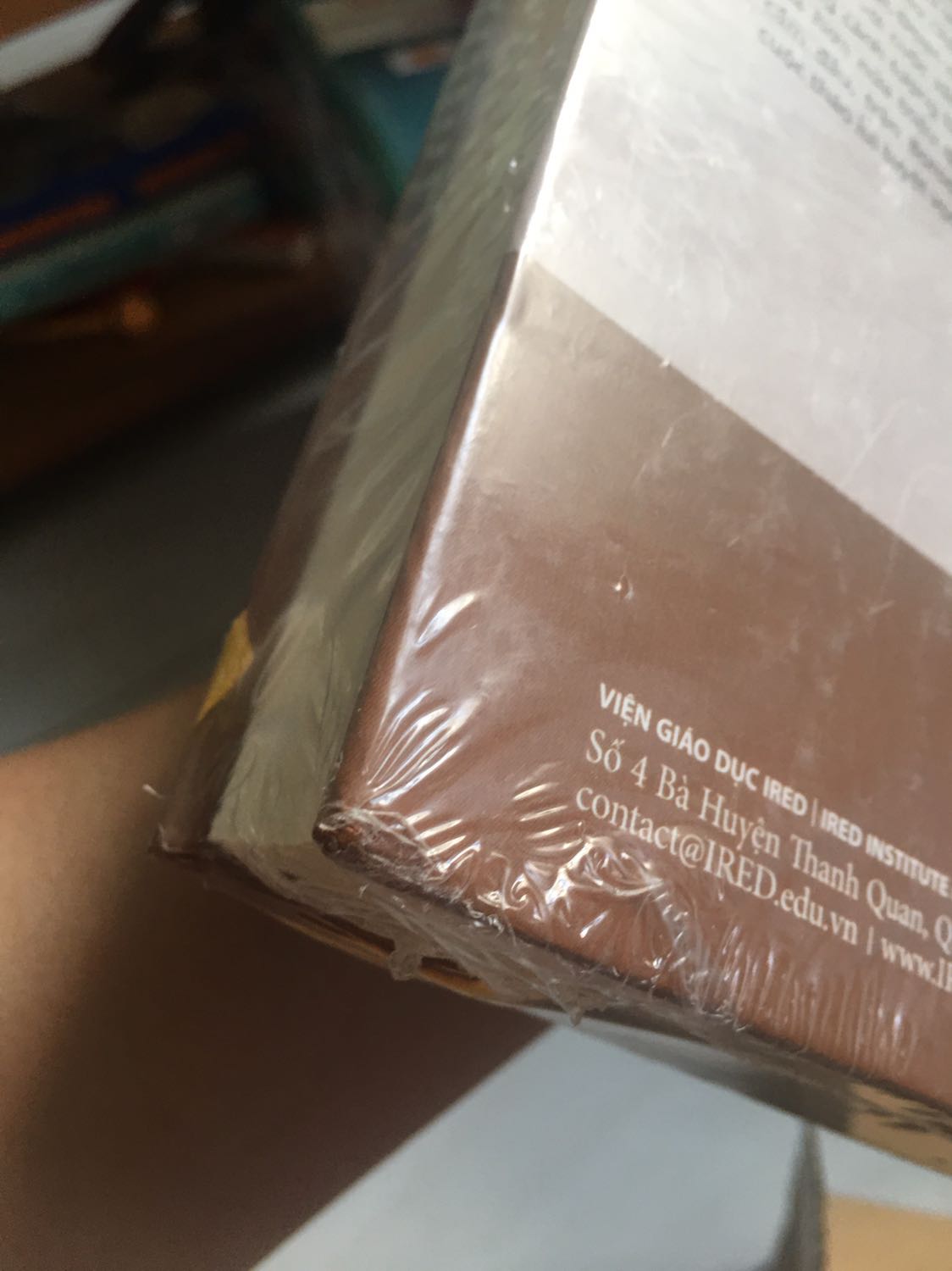 Hàng giao tới cũ và bị móp góc bìa cứng. Mình muốn đổi lại sản phẩm này.