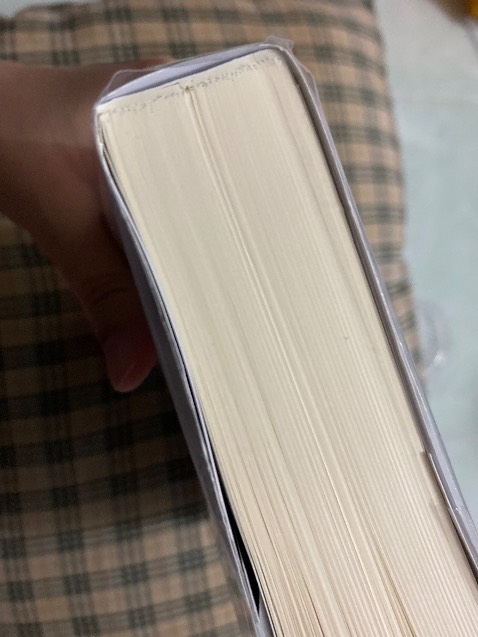 Cũng biết là sách có nhiều trang nên khá dễ bị bong keo so vs sách nhỏ hơn. Nhưng nhìn vẫn rất khó chịu. Ko biết lỗi này là do bên nsx làm ko chắc hay sao ….. Mà thực sự mới mua mà bị bong thế này nó rất bực luôn ý 🥲