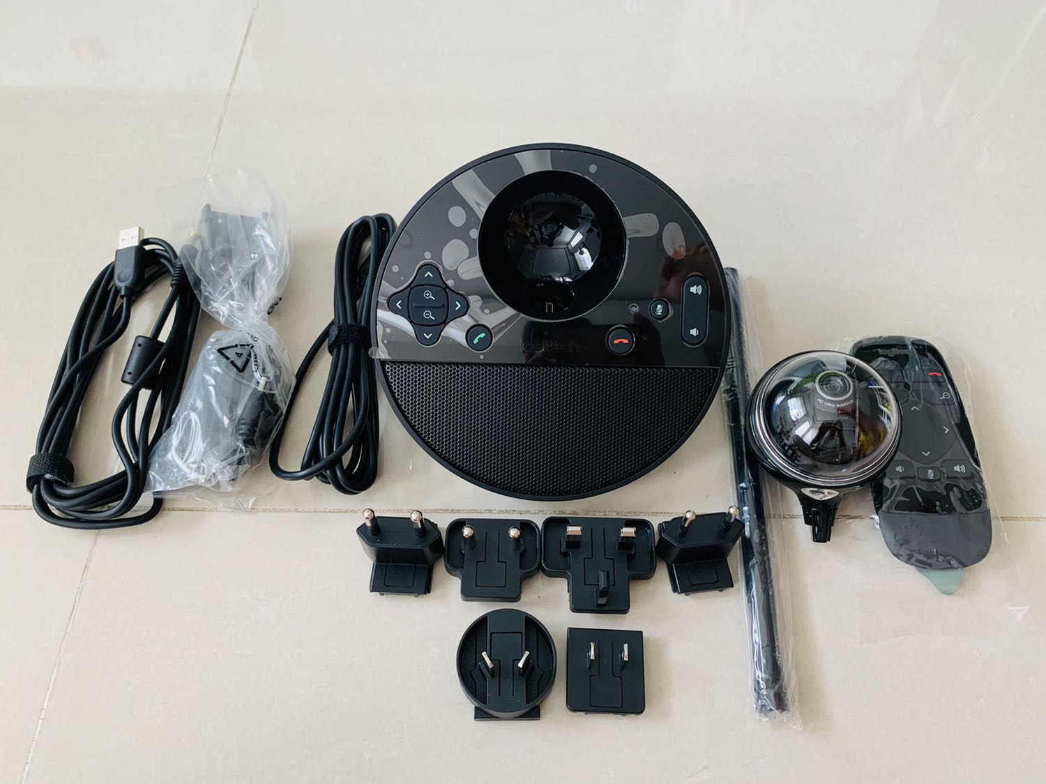 Rất hài lòng về chất lượng sản phẩm, kết nối nhanh, đơn giản, chất lượng hình ảnh sắc nét Full HD. Là 1 sản phẩm 3 trong 1: vừa là webcam, tích hợp Mic chống ồn và là loa nghe nhạc. 
Chưa hài lòng về vận chuyển vì thời gian quá lâu (10 ngày mới nhận được hàng).
Không thấy hoá đơn bán hàng và phiếu bảo hành gửi kèm theo sản phẩm. Đề nghị Tiki có phản hồi về việc này.