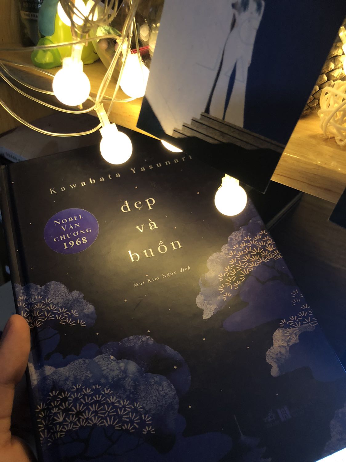 Sách bìa cứng. Review ship với đóng gói thui. Giao hàng mau, không bị hư hại gì, có dán tem ngoài bọc giấy nhưng gỡ ra được nên k có vấn đề gì :3 sách dc bảo tồn nguyên vẹn. Về nội dung thì mình chưa đọc nên chưa review dc.