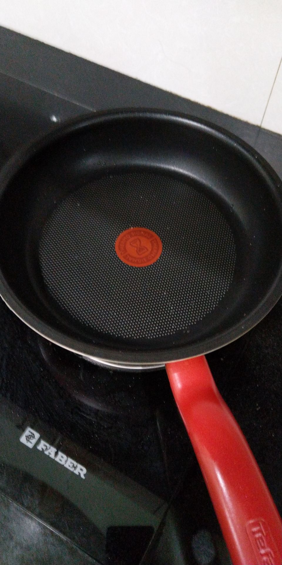 Trước giờ dùng chảo chống dính mấy hãng khác được một thời gian là không còn chống dính được nữa.
Chảo này mình dùng được vài tháng rồi, chiên thường xuyên, lớp chống dính vẫn còn tốt nha mọi người.
Đợt mua có khuyến mãi nên mua được khá rẻ, sản phẩm nên mua nha.