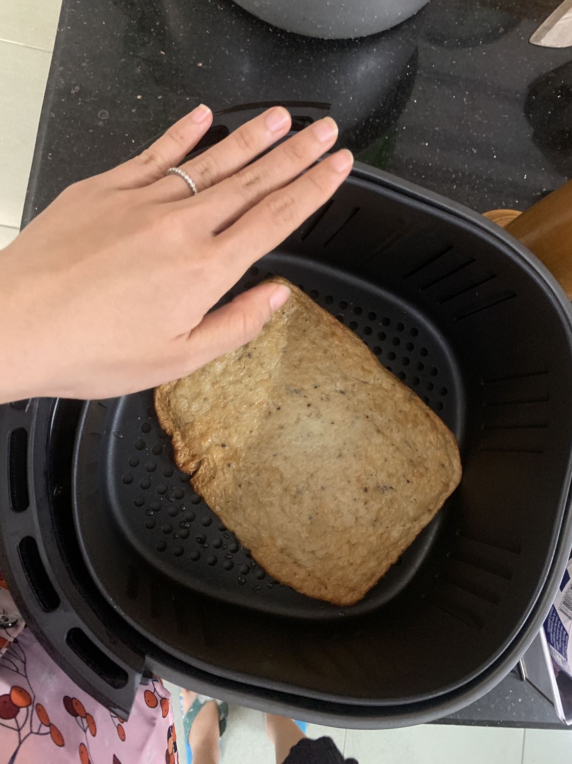 Nồi chiên chất lượng, mình cực kỳ ưng ý. Tiki giao hàng nhanh trước Tết. Mình dùng hơn 1 tháng, nồi chiên hoạt động ổn định. Làm được gần như các món mà chiên theo kiểu truyền thống làm được. So về độ ngon và bắt mắt thì là 7-8/10. Nhưng nghĩ đến lượng dầu mình có thể né được thì phải nói là xuất sắc vì đảm bảo sức khoẻ. Mình đã chiên thành công heo quay, gà chiên, cá chiên, sữa tươi chiên giòn, khoai tây chiên. Nồi to dung tích lớn nên sử dụng rất thích. Rất đáng mua nhé mọi người. Cảm ơn Tiki