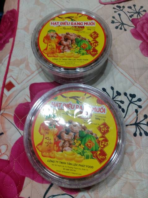 Giao hàng siêu tốc chưa đầy 24 tiếng ở xa 600km đã nhận. Hộp đẹp, sắp xếp hạt khéo léo 2 lớp là đầy mỗi hộp trông rất bắt mắt. Hạt to trà bá luôn. Giòn béo. Độ mặn vừa phải. Tiếc là lột vỏ hay bị vỡ nát không còn nguyên hột, tỉ lệ vở nát là 50/50. Điều đáng tiếc nữa là nắp hộp không có gai vặn kín, cũng không chụp lại cho kín được, chênh vênh. Nắp quá rộng hơn hộp nên khui ra phải ăn nhanh 500g cho hết hoặc trút ra cái bì khác cất kẻo hở gió dai nhách liền. Bất tiện và kém sang. Trừ 2 sao.