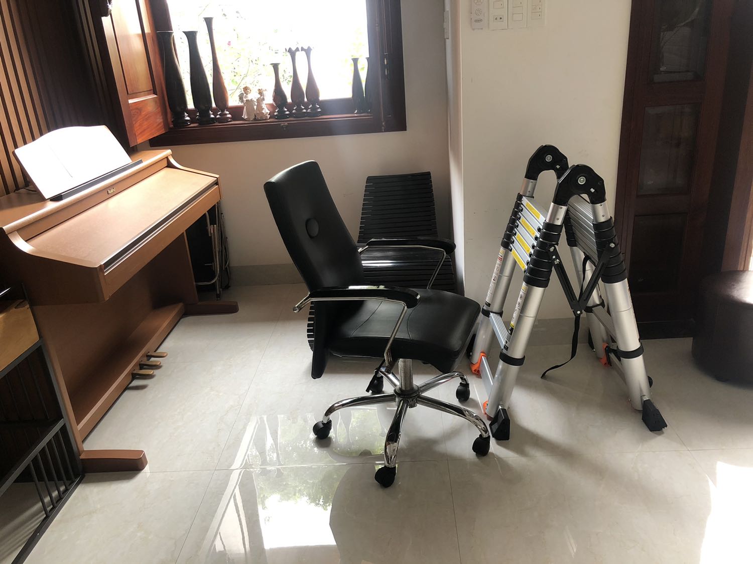 Thang chắc chắn, hơi nặng…
Chỉ có điều khi bất tiện là: khi kéo xuống thấp, ở tư thế thang hình chữ A, và đứng lên thang thì thang sẽ tự đổ về phía đối diện, do không có khoá chặn khi kéo lên (chỉ có khoá chặn khi gập xuống). Ai không để ý rất dễ bị ngã nhào🥵🥵🥵

Hoặc do mình chưa biết sử dụng ???