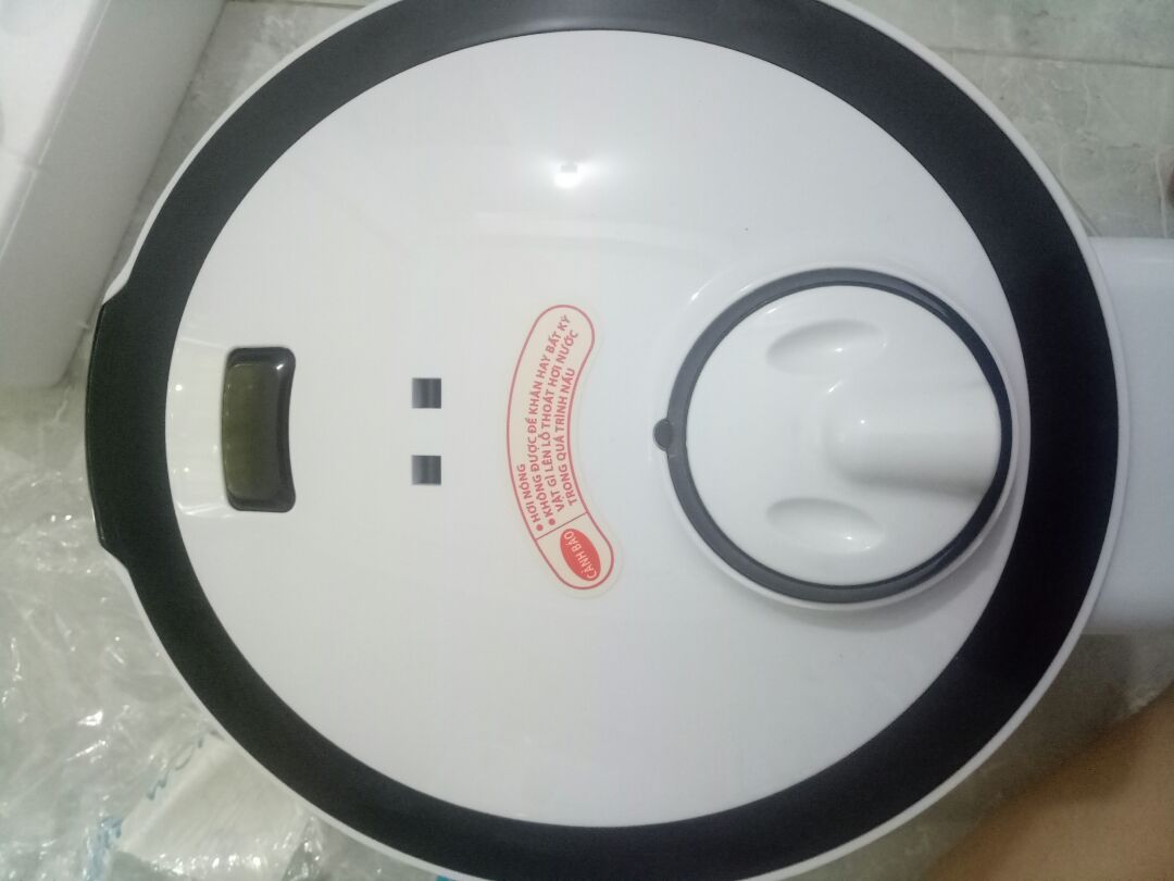 Mình đặt đợt dịch nên giao hàng khá lâu. Bù lại nồi cơm xịn xò, to hơn mình tưởng tượng. Nấu cơm ngon, nồi đẹp, lúc nấu có đèn sáng nhìn vui mắt. Nói chung với giá hơn 500k mà được nồi cơm như này là quá ưng rồi