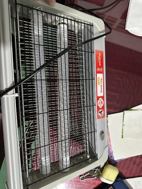 Đèn lúc khui ra bị móp, chỉ cháy được 1 bóng
Và quan trọng là không bắt được con côn trùng nào cả