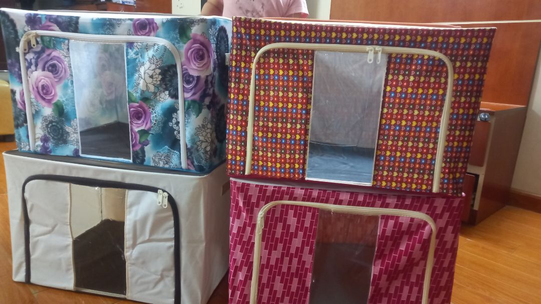 màu ngẫu nhiên nên nhìn cái nào cũng quê quê, mong shop thay đổi mẫu mã 
thấy cũng k có mùi lắm, chấp nhận được.
dựng lên thấy cũng chắc chắn nhưng các góc kiểu căng quá