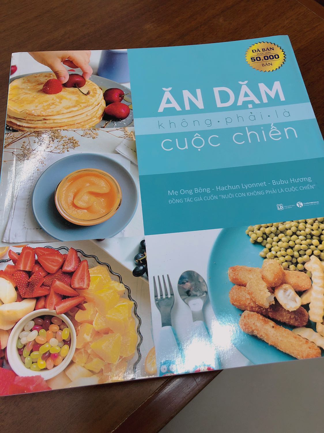 Giao nhanh cực kì dù mình ở tỉnh, giá tốt, sách dày dặn rõ nét, có nhiều công thức nấu ăn cho bé. Các mẹ muốn hướng con ăn dặm theo pp bé chỉ huy BLW thì nhất định phải mua cuốn này nha Giao nhanh cực kì dù mình ở tỉnh, giá tốt, sách dày dặn rõ nét, có nhiều công thức nấu ăn cho bé. Các mẹ muốn hướng con ăn dặm theo pp bé chỉ huy BLW thì nhất định phải mua cuốn này nha