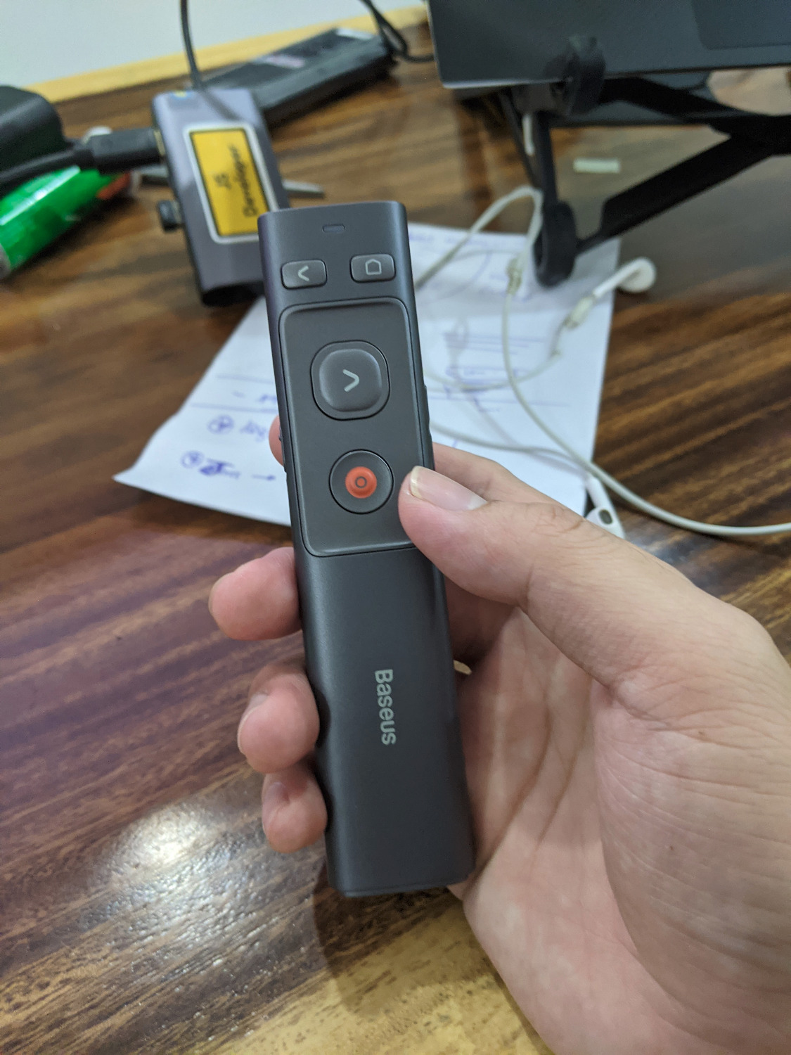 Tôi mua và nhận hàng vào ngày 6/11/2020. Sản phẩm có hình dạng như mô tả nhưng không có chức năng nào hoạt động. Laser hoặc các nút bên trong. Ngày 7/11 tôi gọi xin đổi trả sản phẩm. Ngày 8/11/2020 Tiki nhận hàng để kiểm tra. Hôm nay 17/11/2020 họ gửi trả lại sản phẩm y như cũ với package nhàu và móp méo. Tôi không biết là bên bán hàng có kiểm tra lại sản phẩm không hay chỉ làm cho vui. Thật là tốn thời gian.