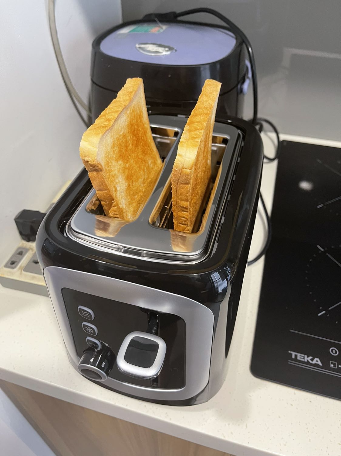 Dùng cực thích, bánh nướng giòn, ko bị cháy (chế độ số 4). Nên xem hướng dẫn sử dụng và làm theo, ban đầu nướng không bánh mì vài lần ở chế độ cao nhất (số 7) để bay hết mùi nhựa. Giao hàng nhanh chóng, đóng gói kỹ càng.