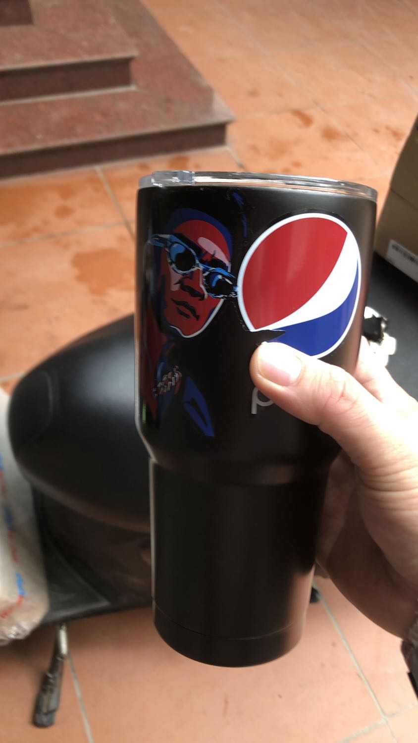 Giao hàng nhanh 
Nhân viên nhiệt tình lễ phép
Hàng đúng quảng cáo
Chủ yếu lấy cái cốc nên khá hài lòng, cốc to đẹp đúng màu đen mình thích
Tuy nhiên hơi méo phần đáy nhưng không sao
Pepsi thì không quan trọng
Sẽ mua tiếp vì lầm đầu mua thấy ok hơn Shoppe hay *** cái khoản giao siêu nhanh