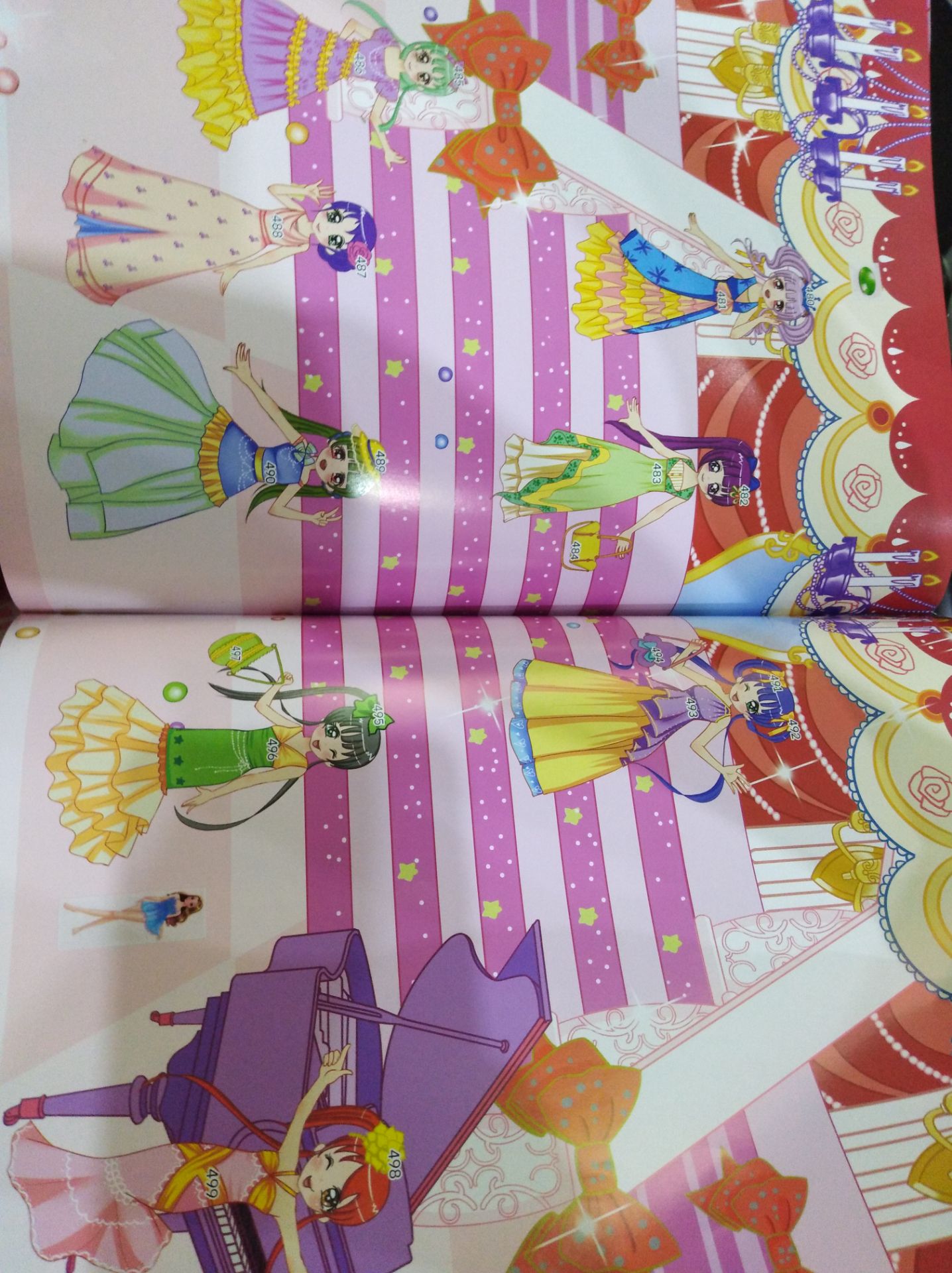 shop giao hàng nhanh,mới đặt hồi tối mà sáng nay đã nhận đc rùi.hình dán đẹp,phù hợp với bé trên 3 tuổi vì có nhiều chi tiết nhỏ, điểm trừ cho sách là đã có trang phục sẵn rùi lại dán chồng lên bộ trang phục . nhưng bé vẫn mê dán.