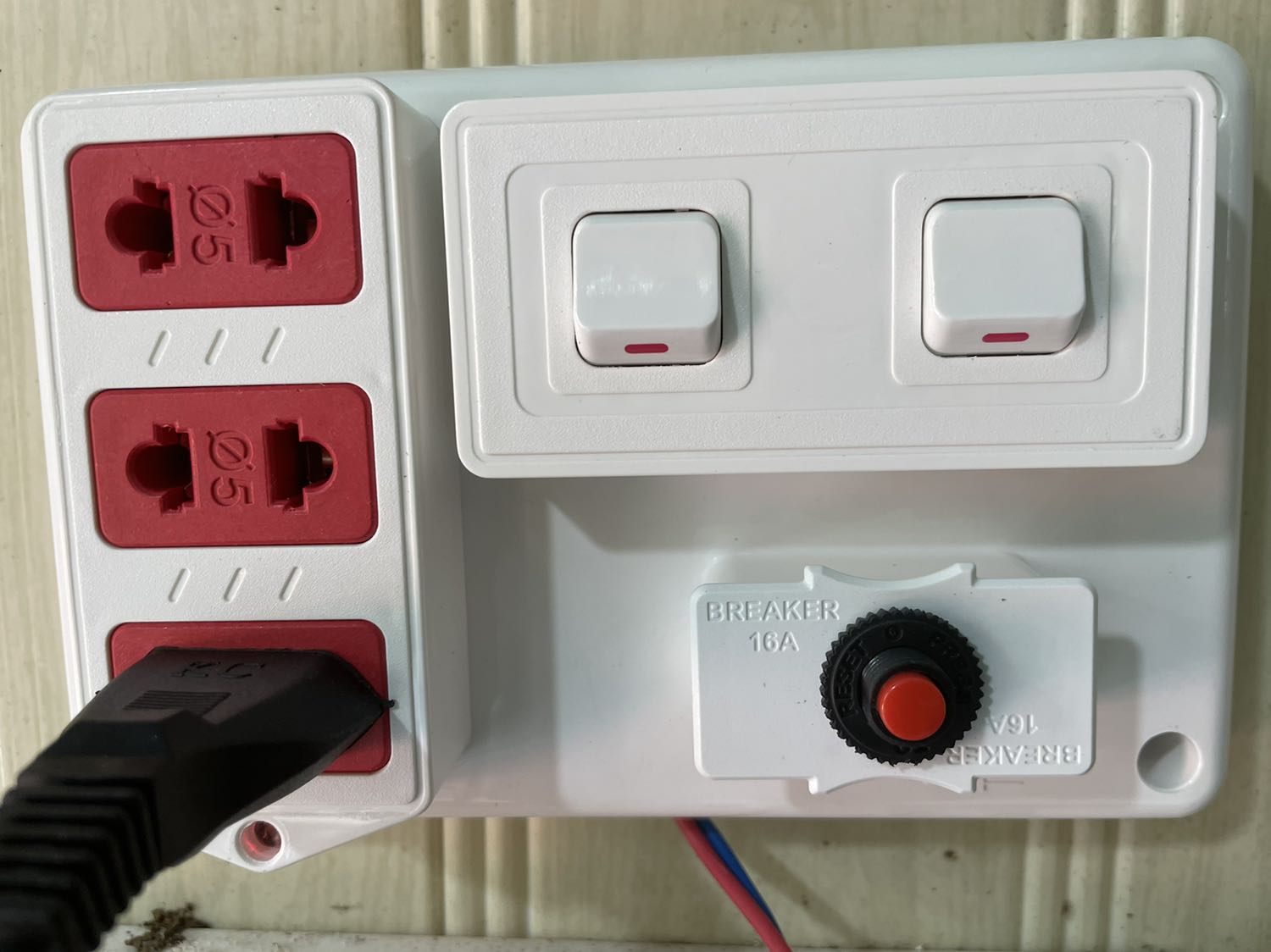 Quá tuyệt với shop ơi. Giá mềm. Nhựa đẹp
Hoàn thiện tốt. 16A thì cắm 2 nồi lẩu cũng ok …..