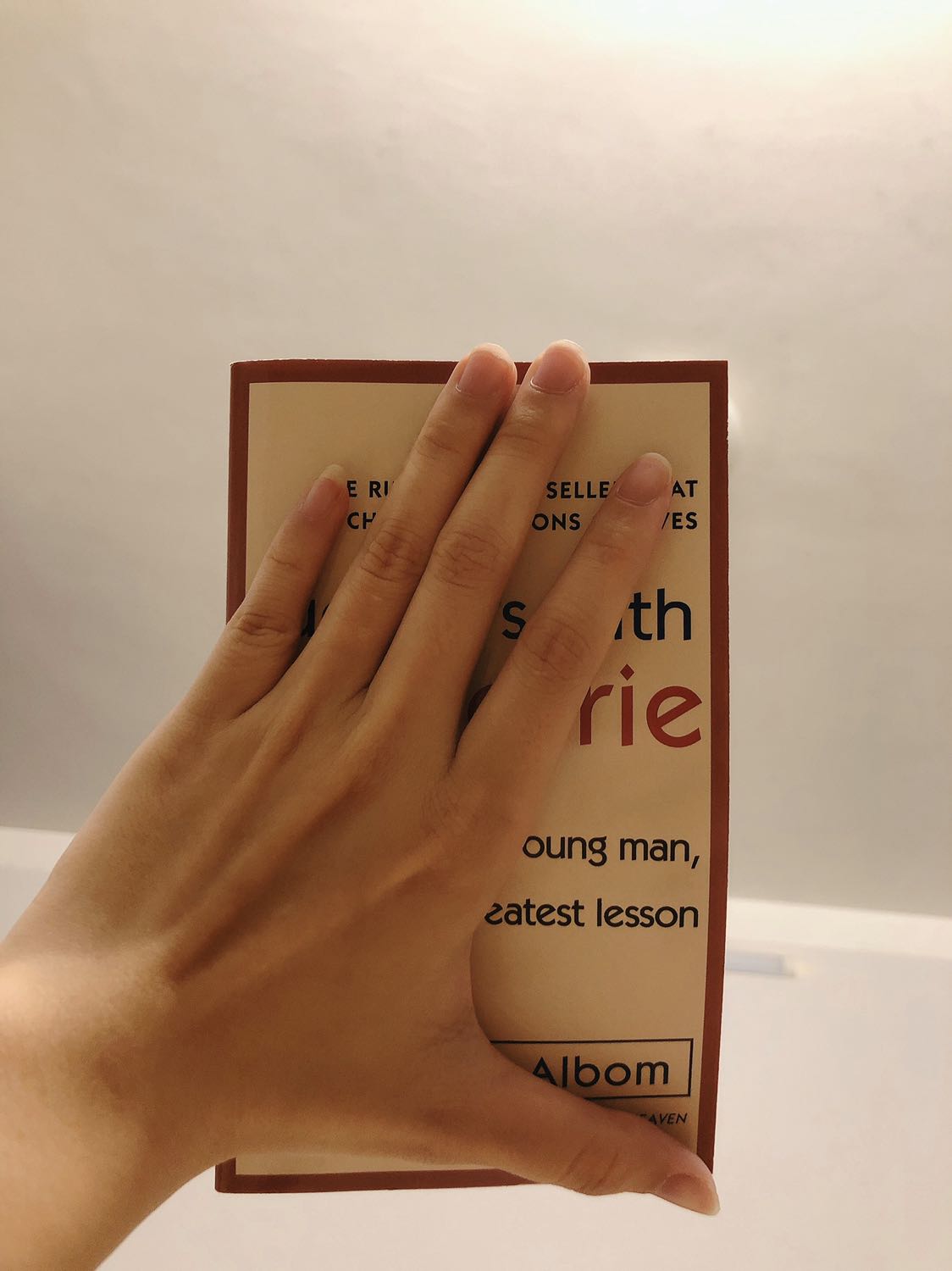 Mình mới đọc tầm ba chục trang nhưng thấy sách khá hay và cuốn.
Điểm trừ duy nhất có lẽ là size sách và chữ. Sách mỏng, nhẹ và khá bé, chỉ tầm 1 bàn tay.
Dù sao mình vẫn rất thích nội dung sách nên vẫn đánh giá full sao, dù nếu size chữ to hơn thì sẽ tốt hơn. Highly recommended! Mình mới đọc tầm ba chục trang nhưng thấy sách khá hay và cuốn.
Điểm trừ duy nhất có lẽ là size sách và chữ. Sách mỏng, nhẹ và khá bé, chỉ tầm 1 bàn tay.
Dù sao mình vẫn rất thích nội dung sách nên vẫn đánh giá full sao, dù nếu size chữ to hơn thì sẽ tốt hơn. Highly recommended!