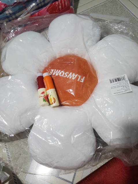 màu lên đẹp , chất son mướt , có mùi thơm nhẹ , hình chai nước nhìn dễ thương còn được tặng gối bông cúc 👍👍